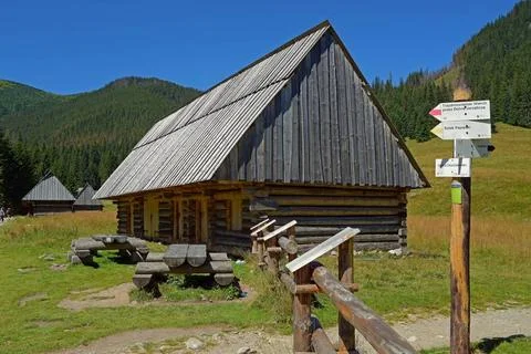  Hirtenholzhütte auf der Chocholowska Lichtung, West Tatra, Polen Hirtenho.. Stock Photos