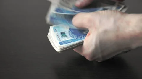 In his hands, the man counts Polish fifty zloty bills. Vídeo Stock 194729786