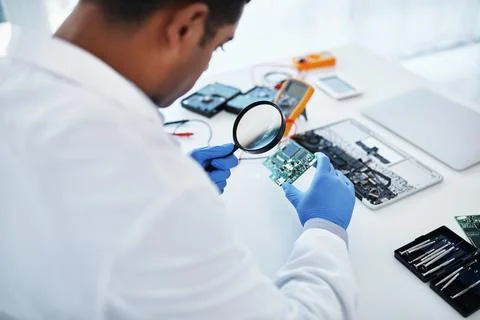 His problem solving skills and precision make him the pro. a young man using a Foto stock