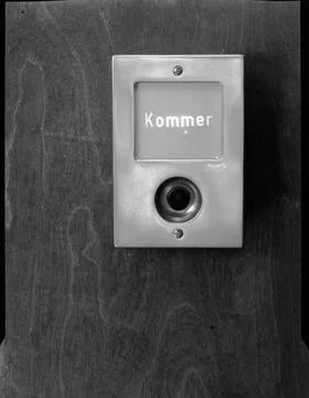 Hiskey button with push button in Bakelite. Information about the elevator... Stockfoto's