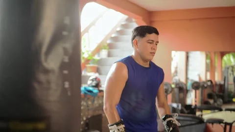Hispanic boxer preparing for training in the gym Vídeo Stock 331521709