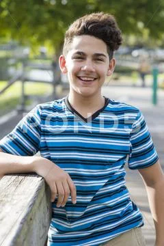 Hispanic boy smiling outdoors Stock-Fotos