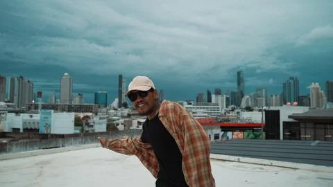Hispanic break dancer practice B boy dance with friends at roof top. Endeavor. Foto stock