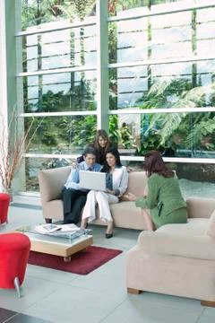 Hispanic business people sitting on sofas working together Stockfoto's