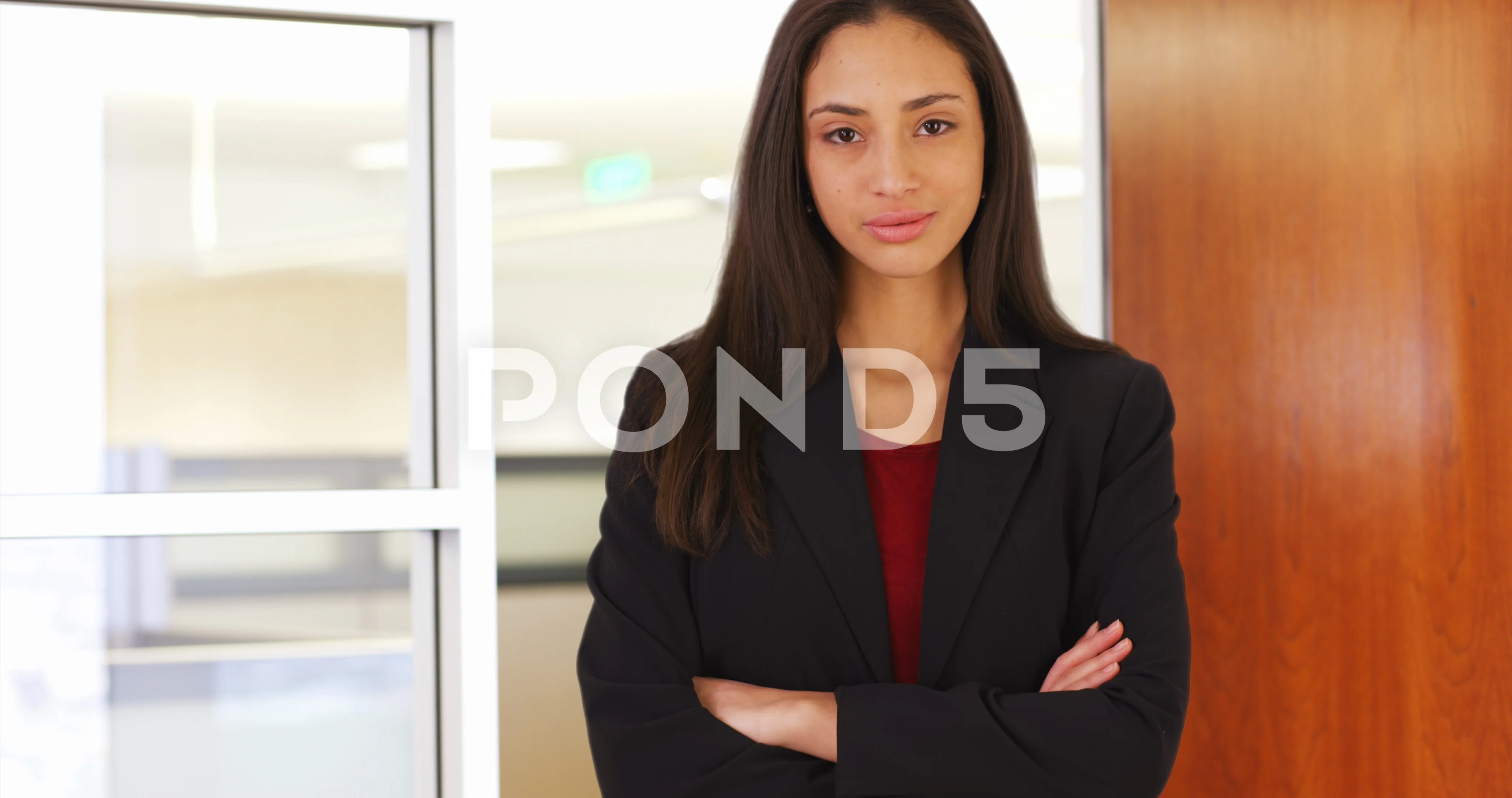 4096px x 2160px - A Hispanic businesswoman poses for a por... | Stock Video | Pond5