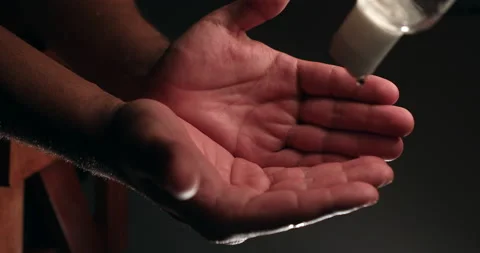 Hispanic cleaning his hands with hand sanitizer. Vídeo Stock 137666222
