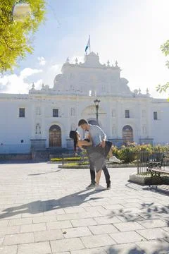 Hispanic couple dancing in front of the San José cathedral in Antigua Guatemal Foto stock