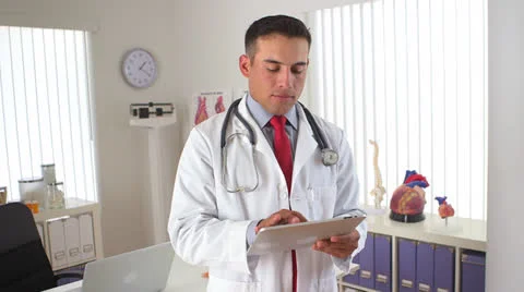 Hispanic doctor using tablet screen to show sonogram Vídeo Stock 26173070