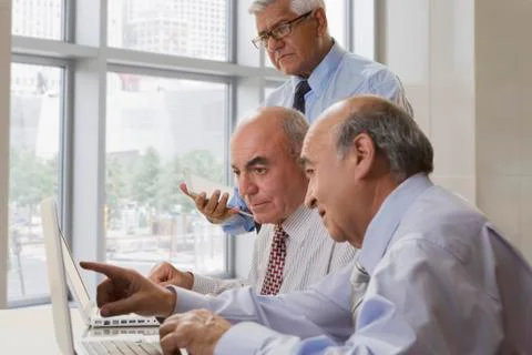 Hispanic doctors talking in office Stockfoto's