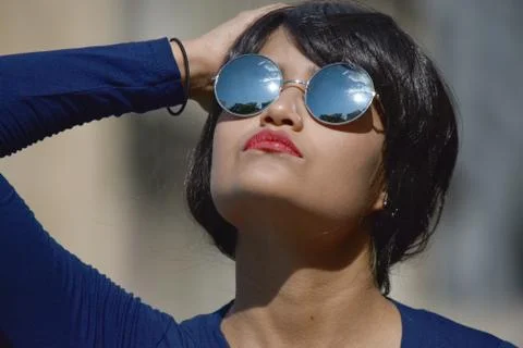 Hispanic Female Memory Problems Wearing Sunglasses Foto stock