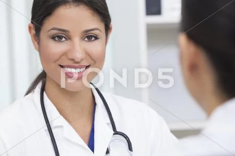 Hispanic female woman hospital doctor in meeting Stock-Fotos