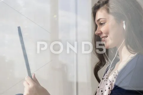 Hispanic girl using tablet computer Stock-Fotos