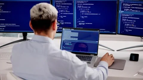 Hispanic Male Software Developer Working On Coding And Tech Solutions At Offi 库存照片