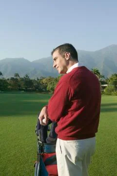 Hispanic man on golf course Stockfoto's