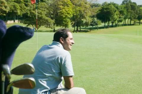 Hispanic man on golf course Stockfoto's