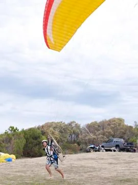 Hispanic man paragliding Foto stock