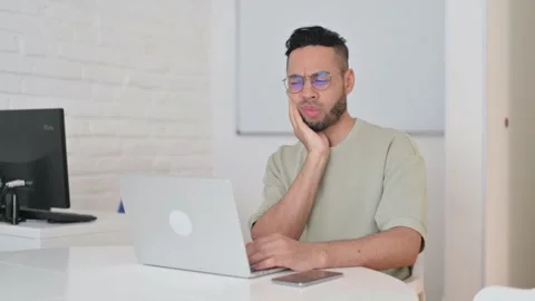 Hispanic Man with Toothache at Work Vidéo 307904294