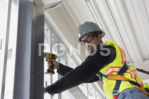 Hispanic man working at construction site Stock-Fotos
