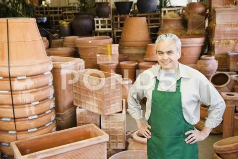 Hispanic man working at garden center Stock-Fotos
