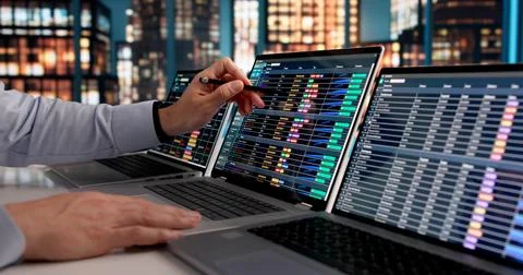 Hispanic Medical Coder Analyzes Patient Records On Laptop At Office Desk 库存照片