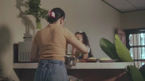 Hispanic mother serving lunch to her daughter in the kitchen Видео 341892410