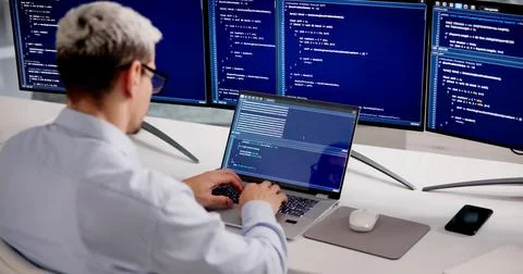 Hispanic Software Developer Working On Coding And Cybersecurity Solutions In  스톡 사진