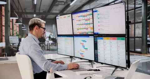 Hispanic Software Engineer Streamlines Daily Workflow Using Computer-Based Ta Foto stock