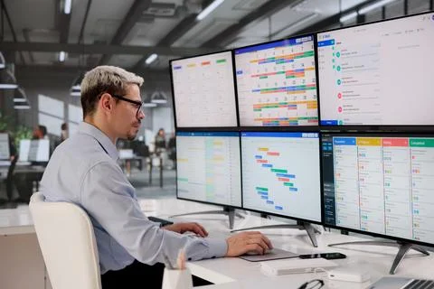 Hispanic Software Engineer Streamlines Daily Workflow Using Project Managemen Foto stock