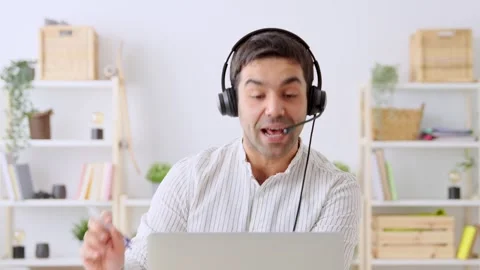 Hispanic streamer talking on laptop Vídeo Stock 264789044
