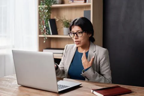 Hispanic teacher giving online tutorial Foto stock