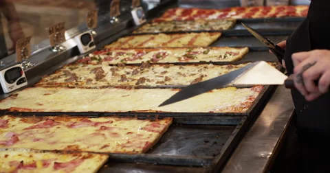 Hispanic waitress checking pizza slices with spatula and scissors 스톡 동영상 66953074