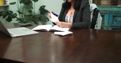 Hispanic Woman on Virtual Presentation Video stock 131571129