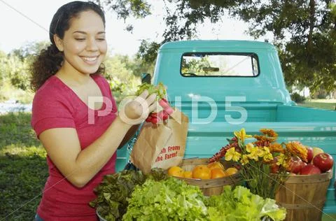 Hispanic women at organic farm stand Stock Photos