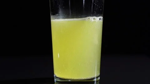 Hissing bubbles in a glass Видео 119279478