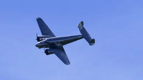Historic Airliner Lockheed Model 12A Sun Glare Bank Over Blue Sky Telephoto 库存影片 331903003
