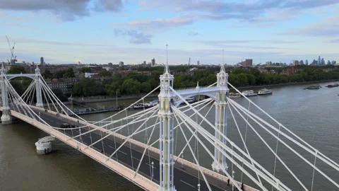 Historic Albert bridge over Thames river Vídeos de archivo 160231775