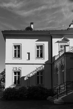 Historic Architectural Facade Bathed in Dramatic Sunlight and Shadow, Captu.. Foto stock