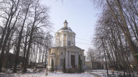 Historic Architectural Structure Surrounded by Trees in Winter Vidéo 303824061