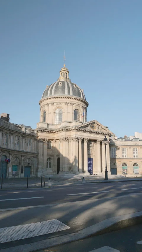 Historic baroque facade and architectural dome of the Institut de France Vídeo Stock 335130671