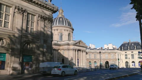 Historic baroque facade of the Institut de France building on a sunny morning Vídeo Stock 335130314
