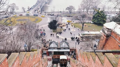 The historic Buda Castle Funicular (Budavári Sikló) in Budapest Vidéo 313844432