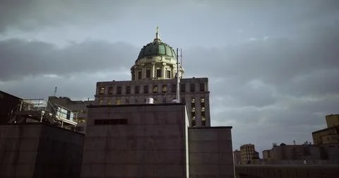 Historic building with dome under cloudy skies at dusk in urban setting Illustrazione stock