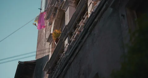 Historic Building Facade with Hanging Laundry Vídeo Stock 335347720