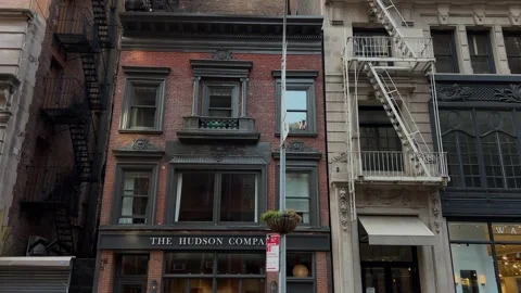 Historic Building Facade Located in the Vibrant Downtown Area of the City Vidéo 291635922