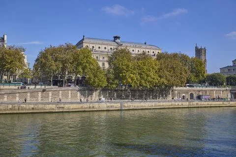 Historic buildings and trees along the Seine River in Paris Fotos de archivo