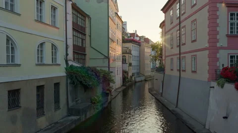 Historic Certovka canal flows between colorful old buildings in Prague. Vídeos de archivo 341609595