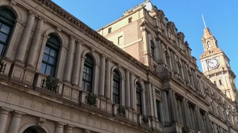 Historic Clock Tower and Urban Trees in Cityscape Vídeo Stock 307378927