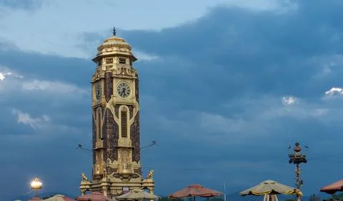 Historic Clock Tower at Har Ki Pauri Under Dramatic Evening Sky, Haridwar, India Foto stock