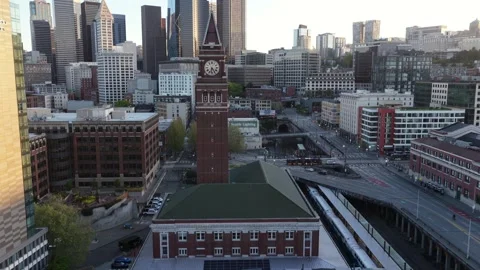 Historic clock tower stands beside Embassy Suites high-rise, train platforms 스톡 동영상 337746511