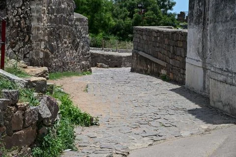 Historic Cobblestone Lane Between Ancient Stone Walls in Heritage Fortress 库存照片
